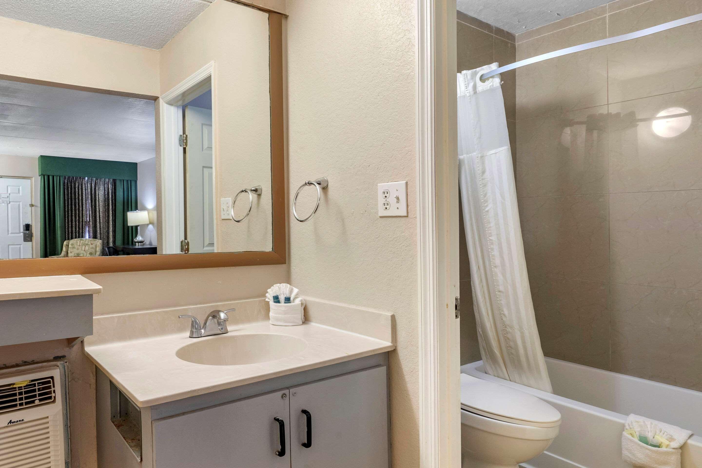 Rodeway Inn Clearwater-Dunedin Buitenkant foto