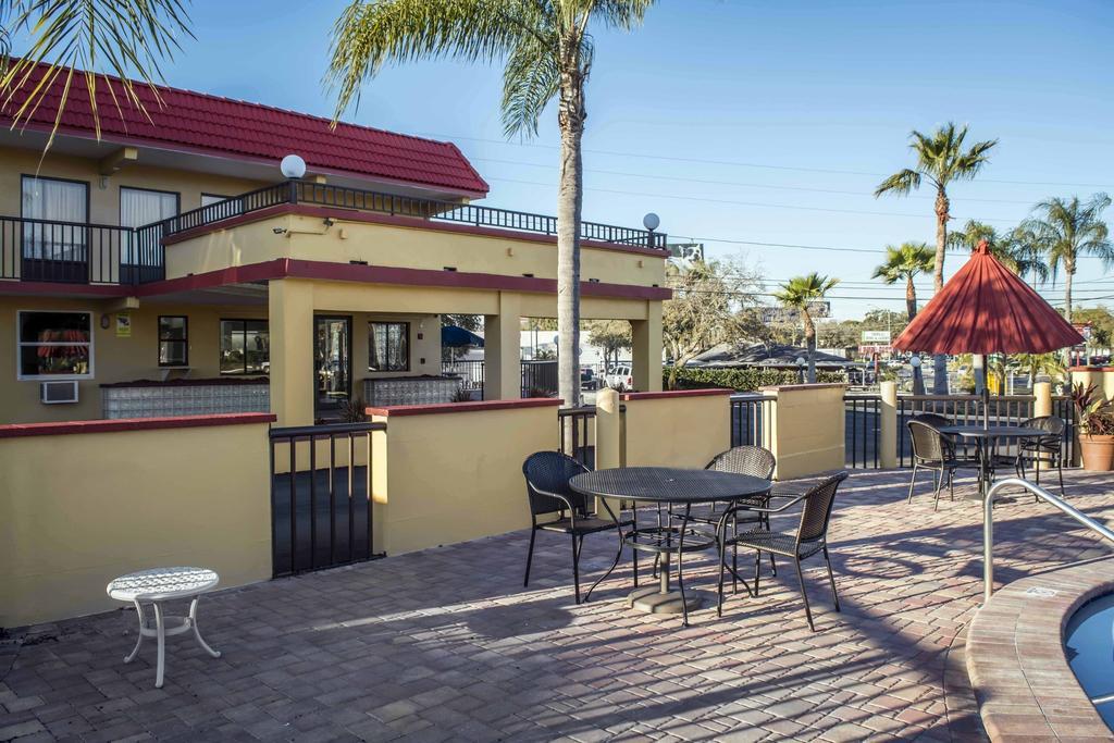 Rodeway Inn Clearwater-Dunedin Buitenkant foto