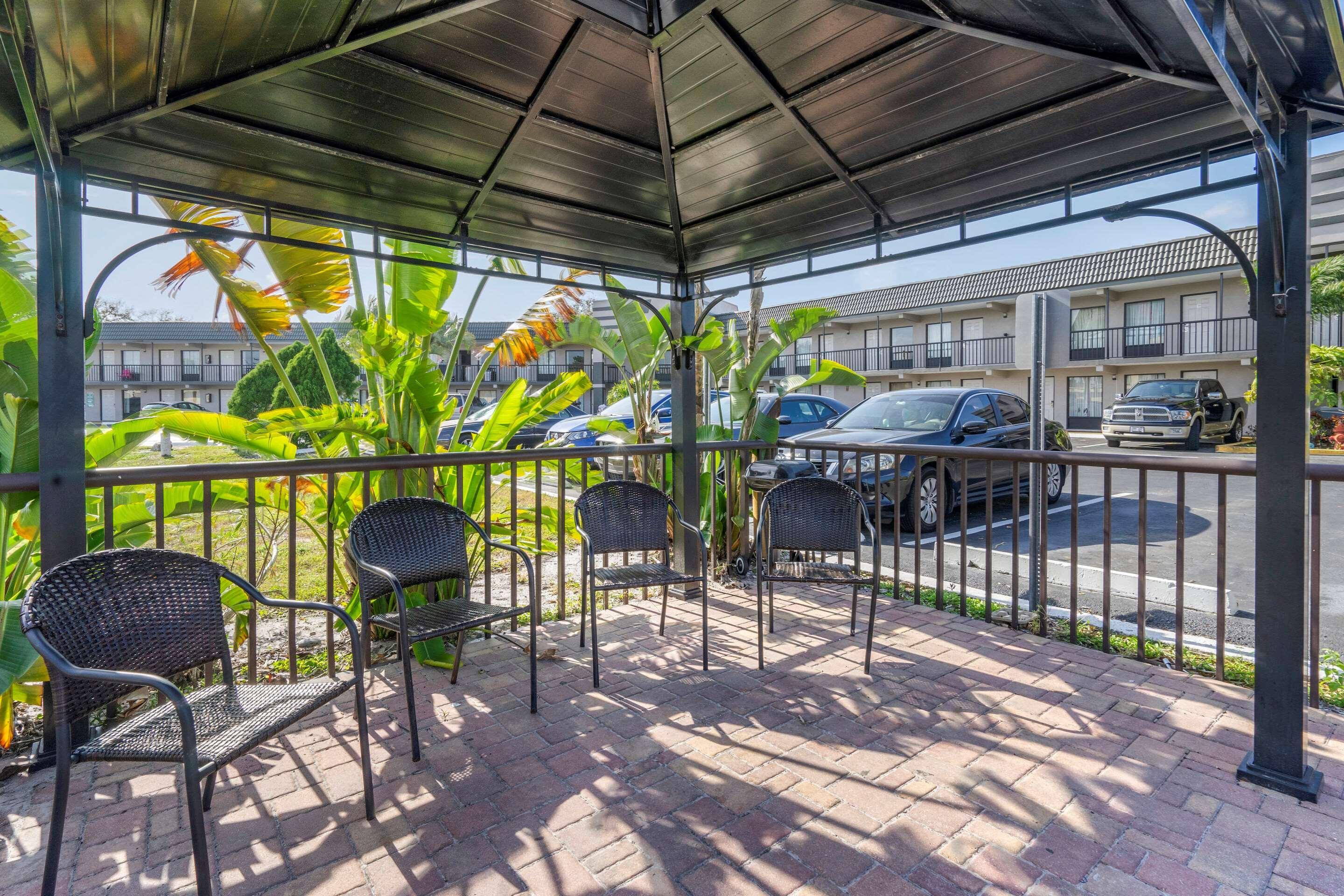 Rodeway Inn Clearwater-Dunedin Buitenkant foto